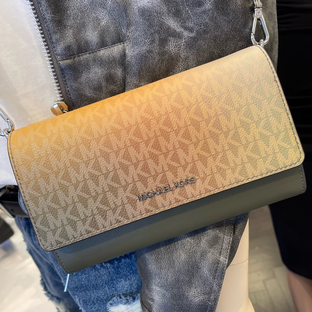 MICHAEL KORS Jet Set Large Ombré Signature Logo Crossbody Bag
Olive Multi 
NWT - Picture 13 of 16
